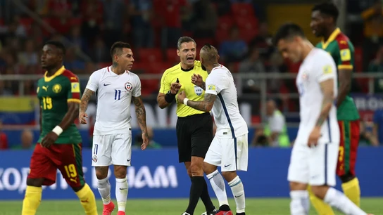 Los chilenos, protestando el gol anulado a Vargas por el VAR Los chilenos, protestando el gol anulado a Vargas por el VAR