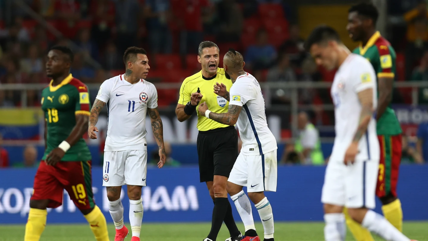 Los chilenos, protestando el gol anulado a Vargas por el VAR Los chilenos, protestando el gol anulado a Vargas por el VAR