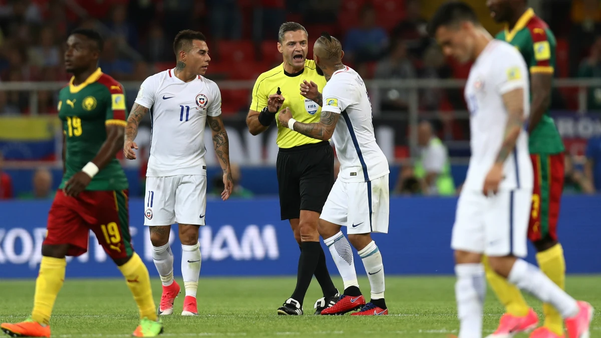 Los chilenos, protestando el gol anulado a Vargas por el VAR