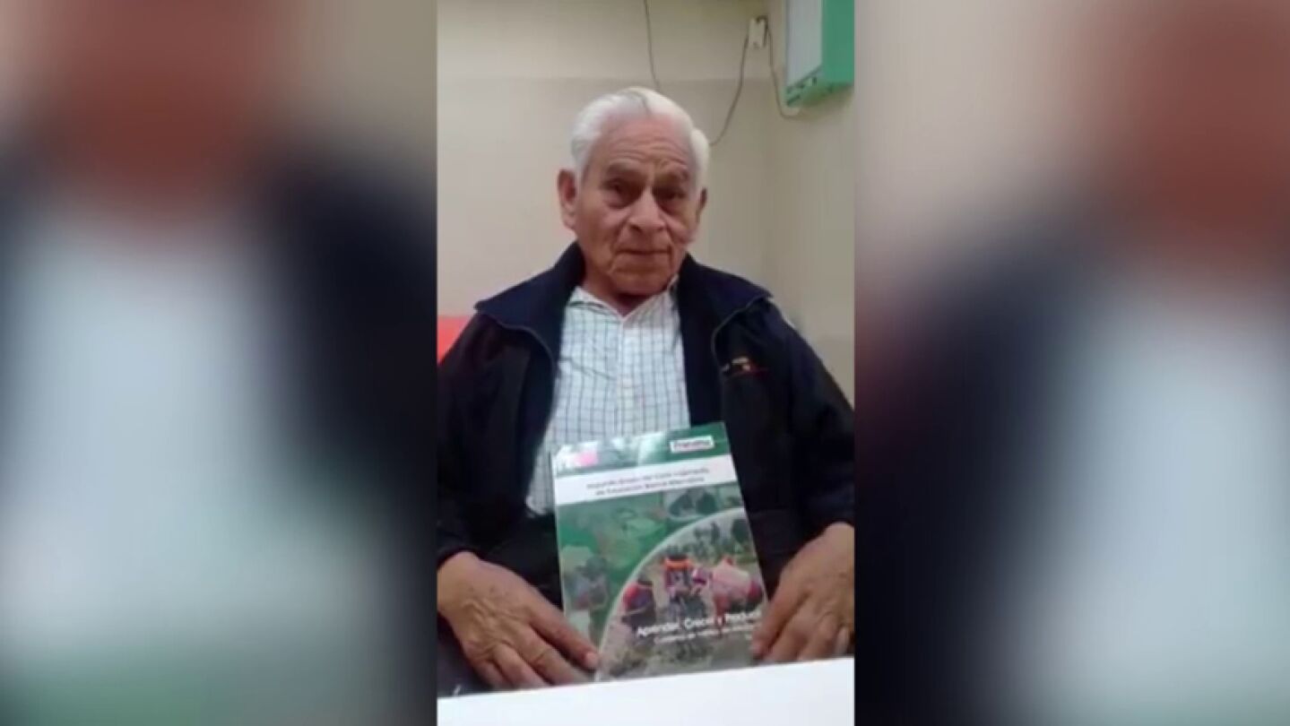 Ambrosio, el anciano de 80 a&ntilde;os que ha retomado los estudios de primaria: "Quiero ser un espejo para j&oacute;venes"