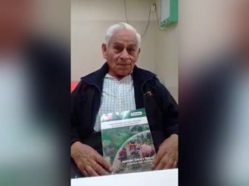 Ambrosio, el anciano de 80 años que ha retomado los estudios de primaria: "Quiero ser un espejo para jóvenes" Ambrosio, el anciano de 80 años que ha retomado los estudios de primaria: "Quiero ser un espejo para jóvenes"