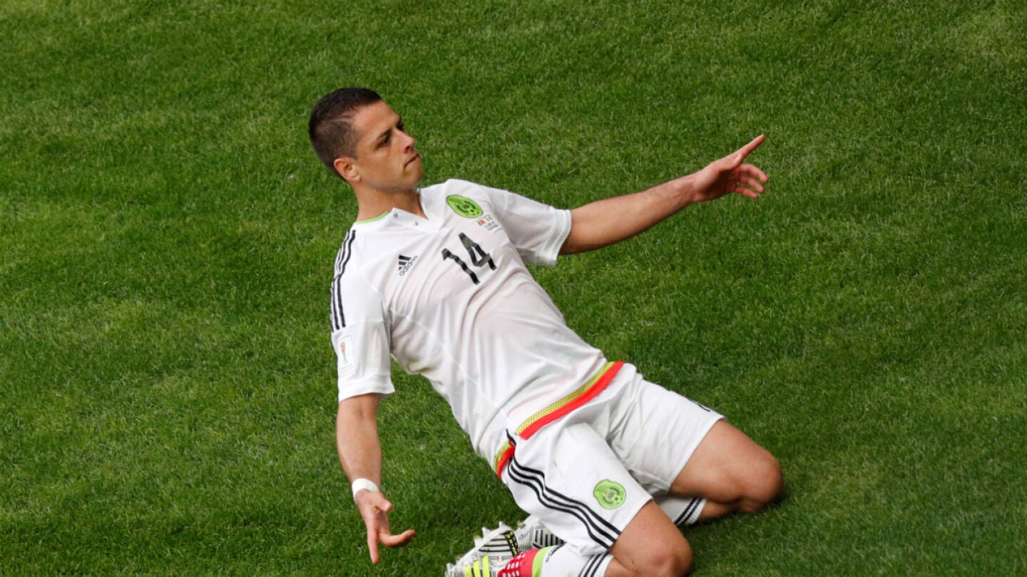 Chicharito celebra un gol