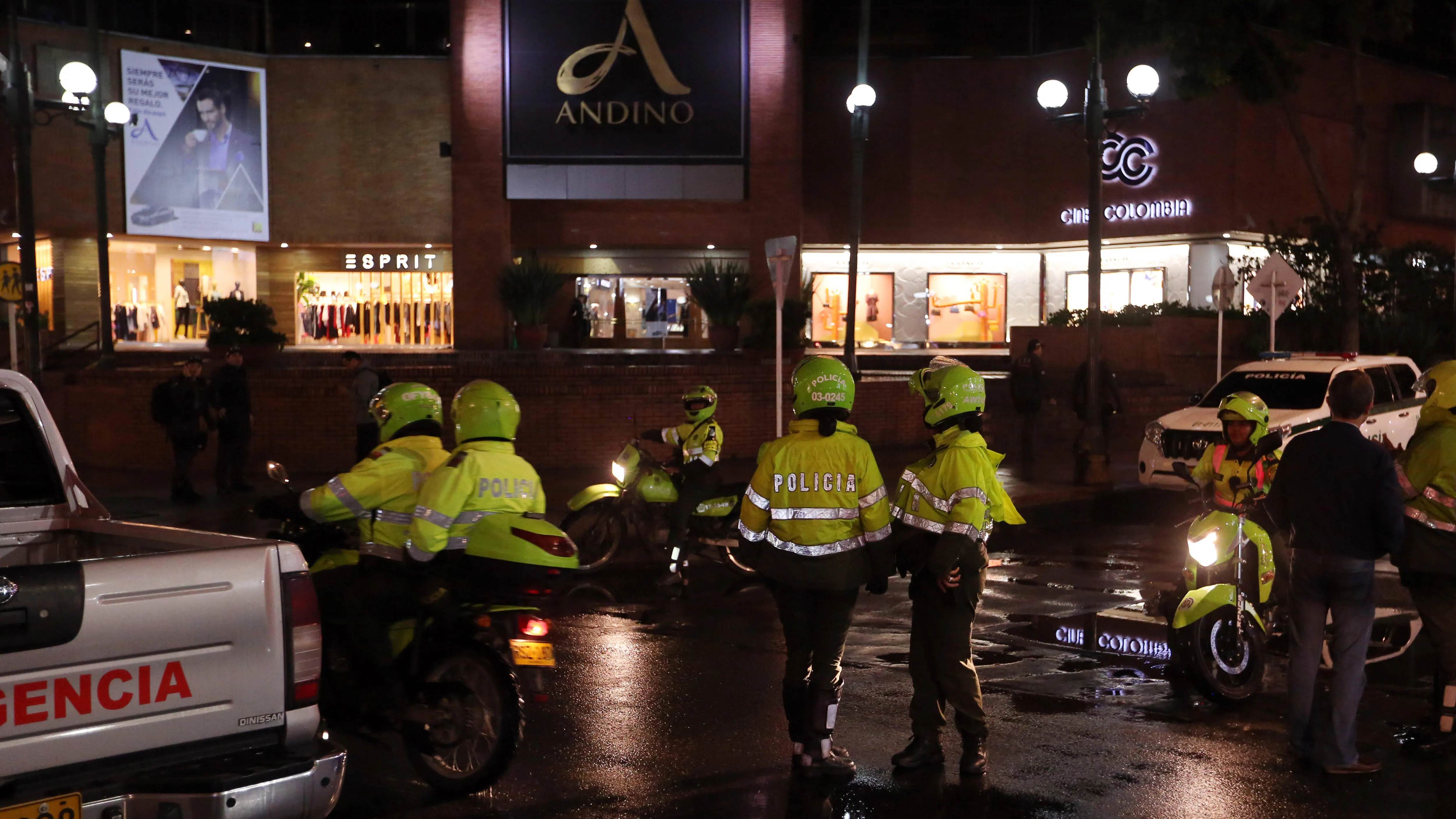 Integrantes de la policía colombiana inspeccionan los alrededores del Centro Comercial Andino