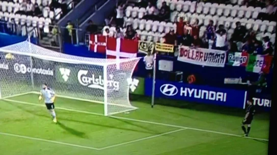 Donnarumma, y la pancarta 'Dollarumma' Donnarumma, y la pancarta 'Dollarumma'