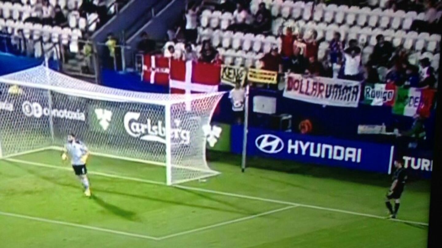 Donnarumma, y la pancarta 'Dollarumma'