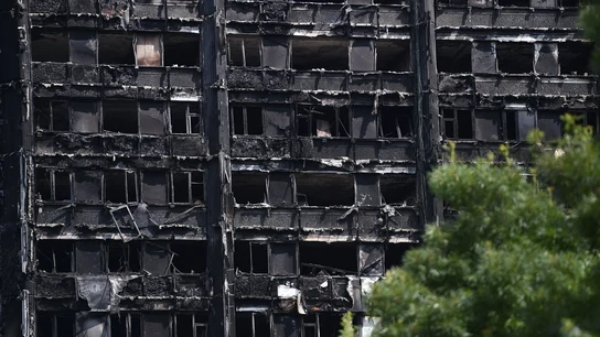 Las ruinas de la torre Grenfell, el edificio arrasado por las llamas en Londres Las ruinas de la torre Grenfell, el edificio arrasado por las llamas en Londres