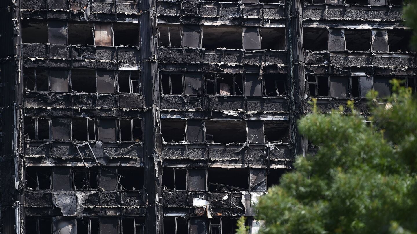 Las ruinas de la torre Grenfell, el edificio arrasado por las llamas en Londres