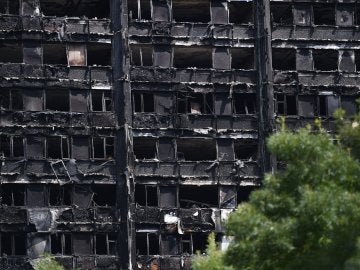 Las ruinas de la torre Grenfell, el edificio arrasado por las llamas en Londres Las ruinas de la torre Grenfell, el edificio arrasado por las llamas en Londres