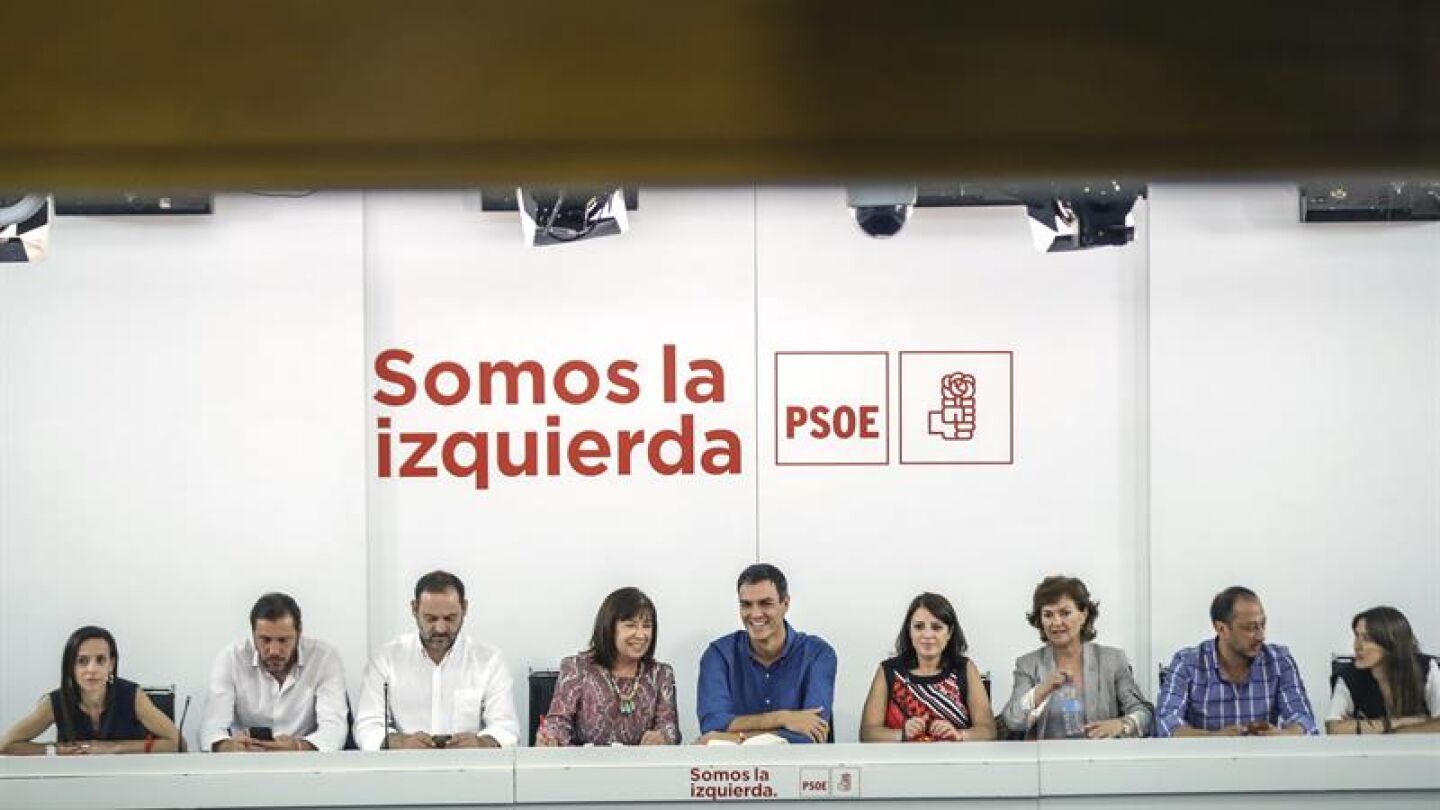 El secretario general del PSOE, Pedro S&aacute;nchez, acompa&ntilde;ado por su nueva Ejecutiva