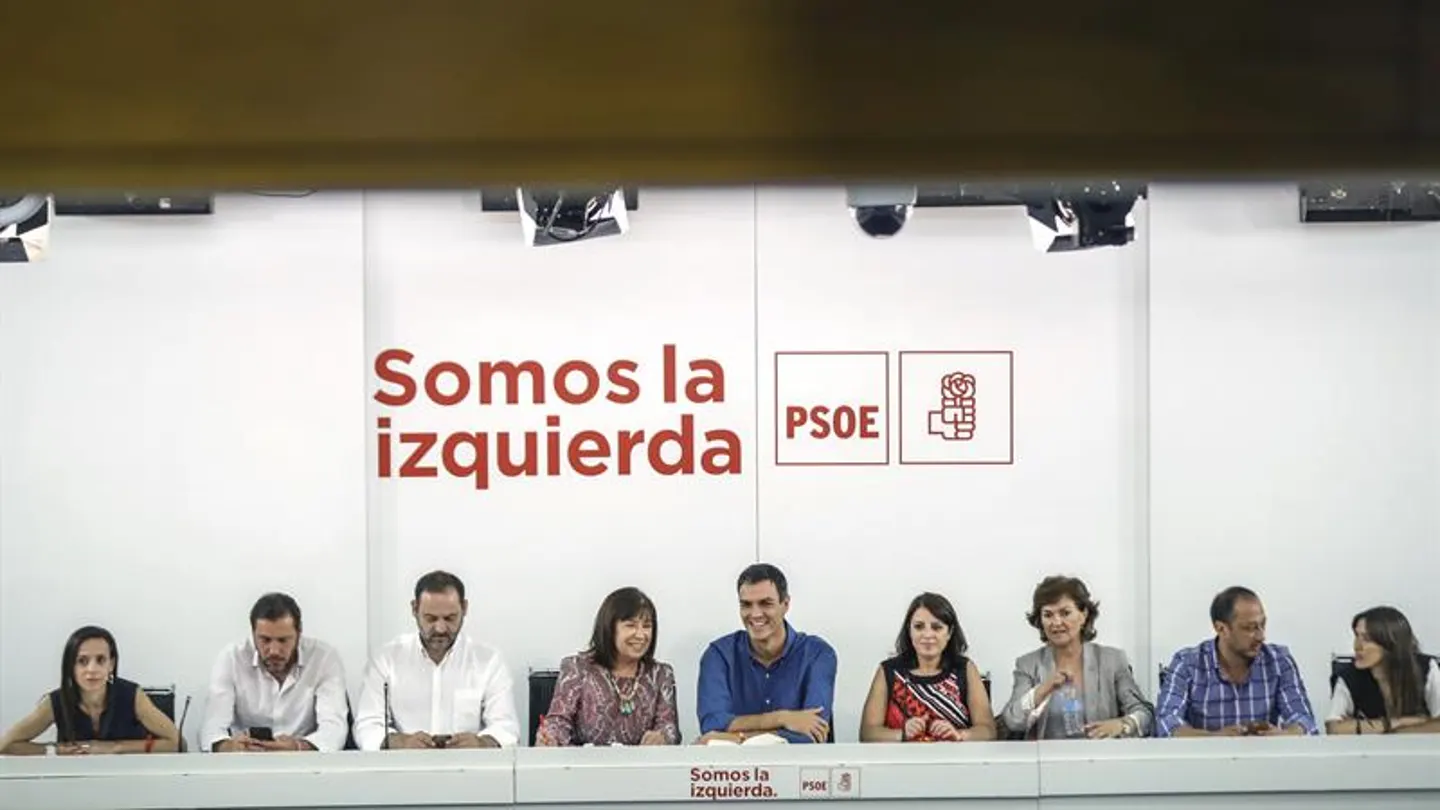 El secretario general del PSOE, Pedro Sánchez, acompañado por su nueva Ejecutiva El secretario general del PSOE, Pedro Sánchez, acompañado por su nueva Ejecutiva