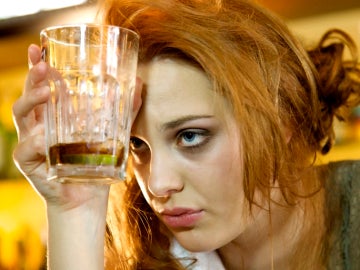 Mujer bebiendo