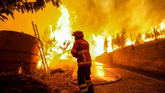Un bombero intenta sofocar las llamas El brutal incendio de Portugal sigue descontrolado