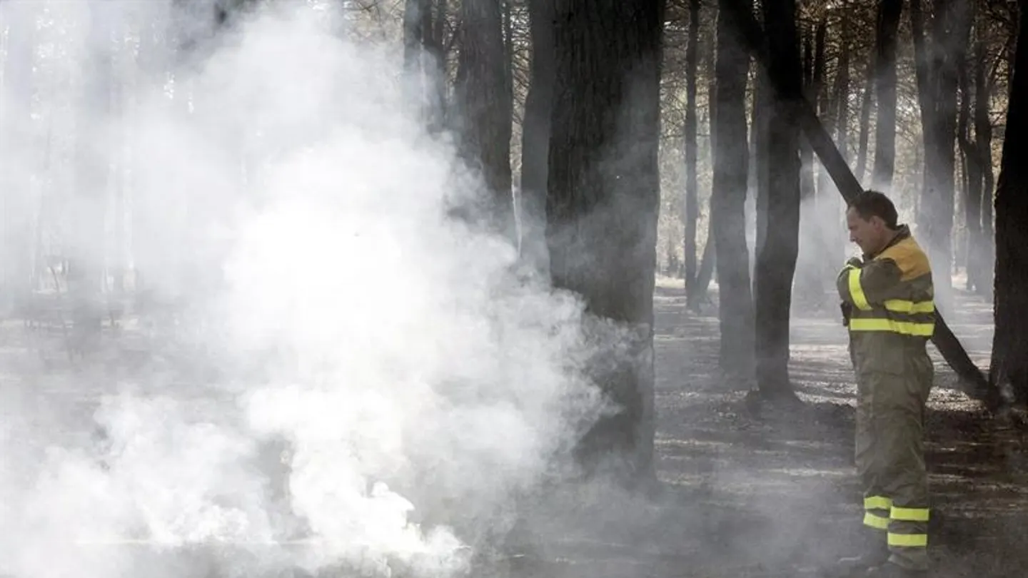 Un efectivo en labores de extinción de un incendio Un efectivo en labores de extinción de un incendio