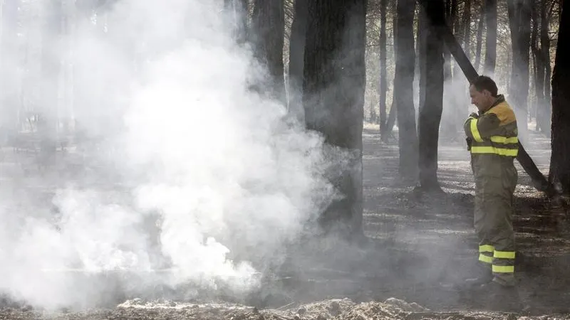 Un efectivo en labores de extinción de un incendio Un efectivo en labores de extinción de un incendio