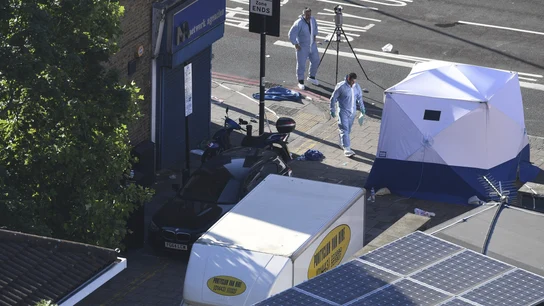 Dos policías forenses trabajan junto a la furgoneta tras el ataque perpetrado en Londres Dos policías forenses trabajan junto a la furgoneta tras el ataque perpetrado en Londres