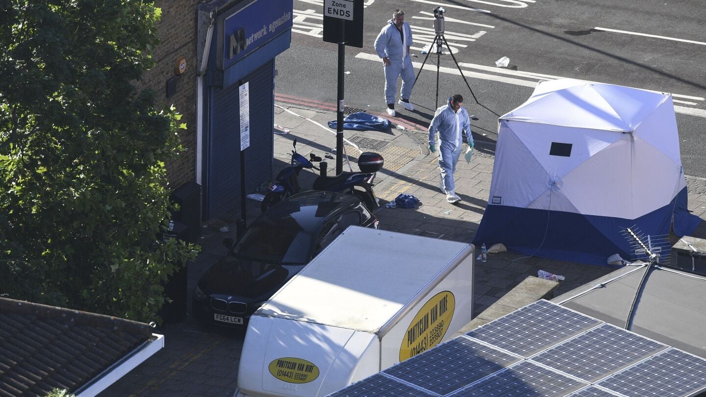 Dos polic&iacute;as forenses trabajan junto a la furgoneta tras el ataque perpetrado en Londres