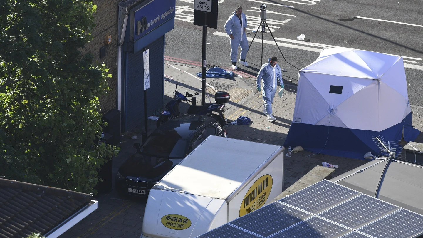 Dos policías forenses trabajan junto a la furgoneta tras el ataque perpetrado en Londres Dos policías forenses trabajan junto a la furgoneta tras el ataque perpetrado en Londres