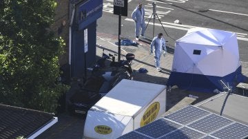 Dos policías forenses trabajan junto a la furgoneta tras el ataque perpetrado en Londres