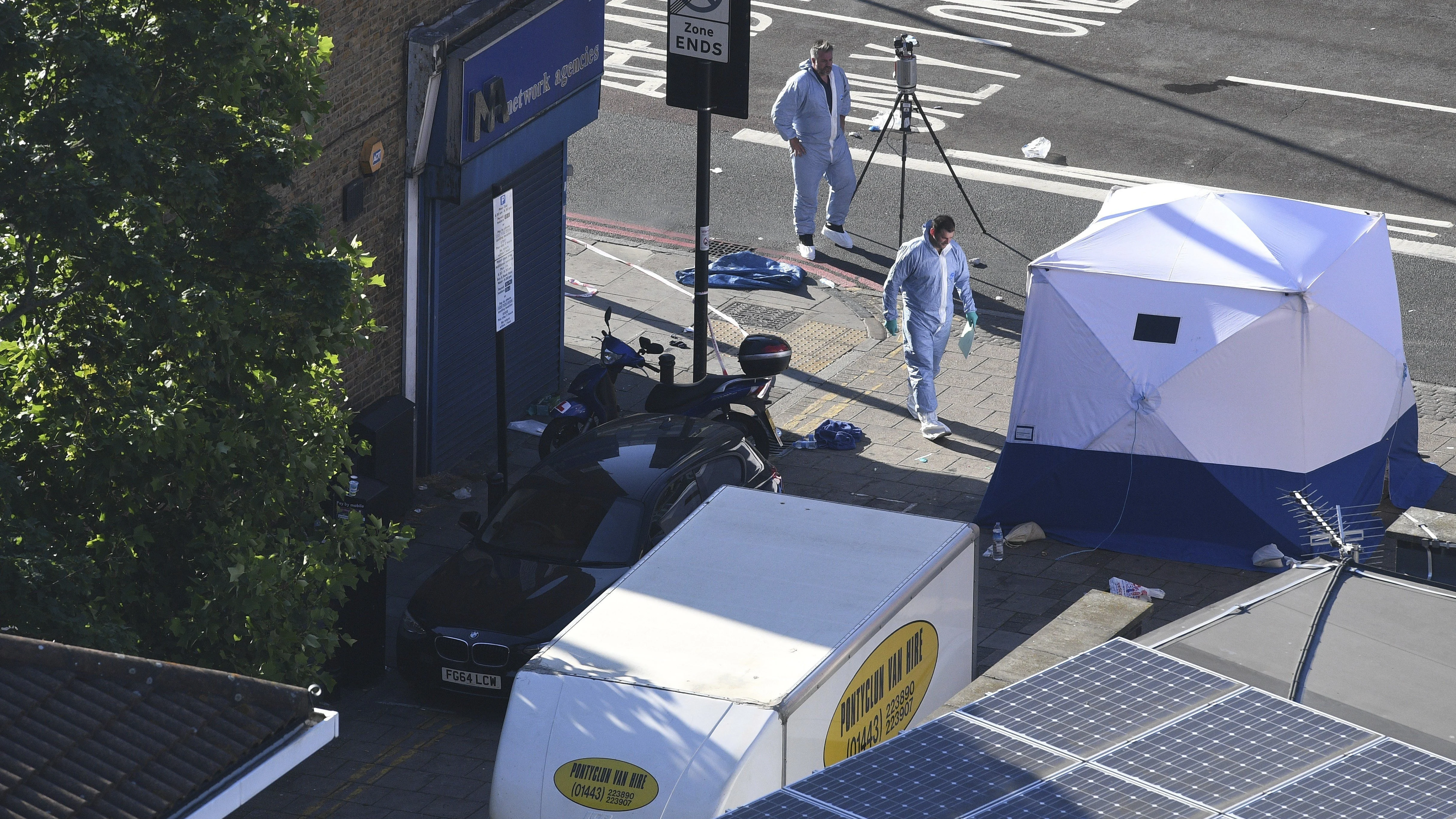 Dos policías forenses trabajan junto a la furgoneta tras el ataque perpetrado en Londres