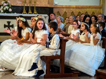 Más de cincuenta niños y niñas que han recibido su Primera Comunión en siete parroquias de la ciudad acudieron a Lledó.