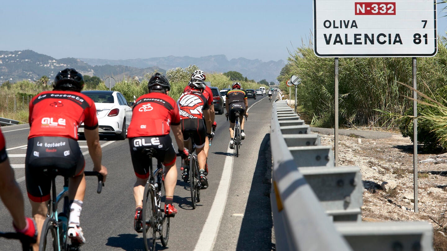 Grupo de ciclistas en Oliva
