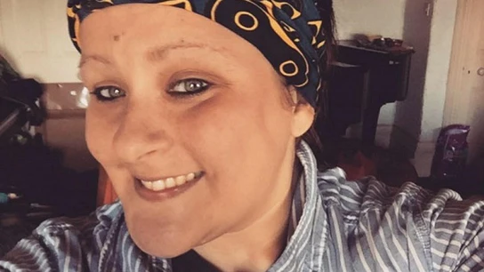 Un hombre evita que una mujer se suicide ofreciéndole un abrazo Un hombre evita que una mujer se suicide ofreciéndole un abrazo