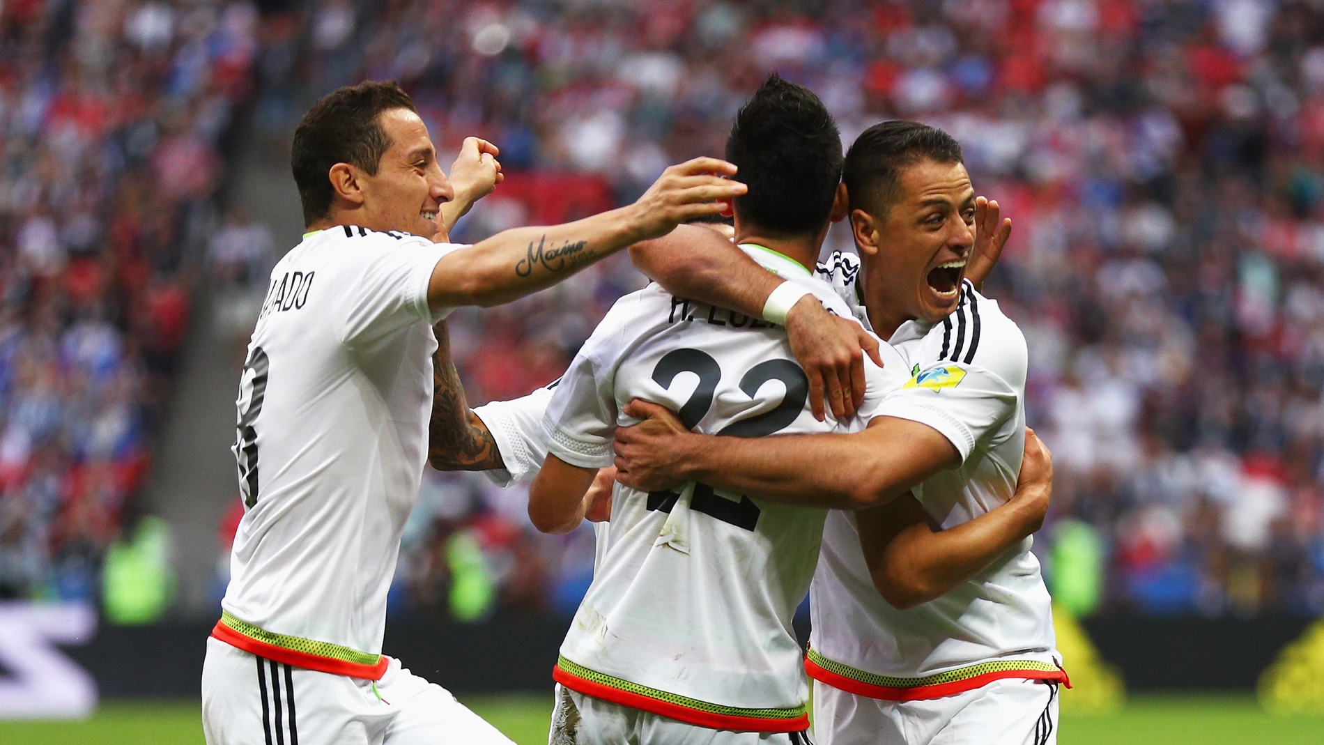 Los jugadores mexicanos celebran el gol de Lozano ante Rusia