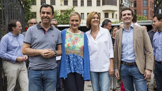 La presidenta de Madrid junto a miembros del PP La presidenta de Madrid junto a miembros del PP