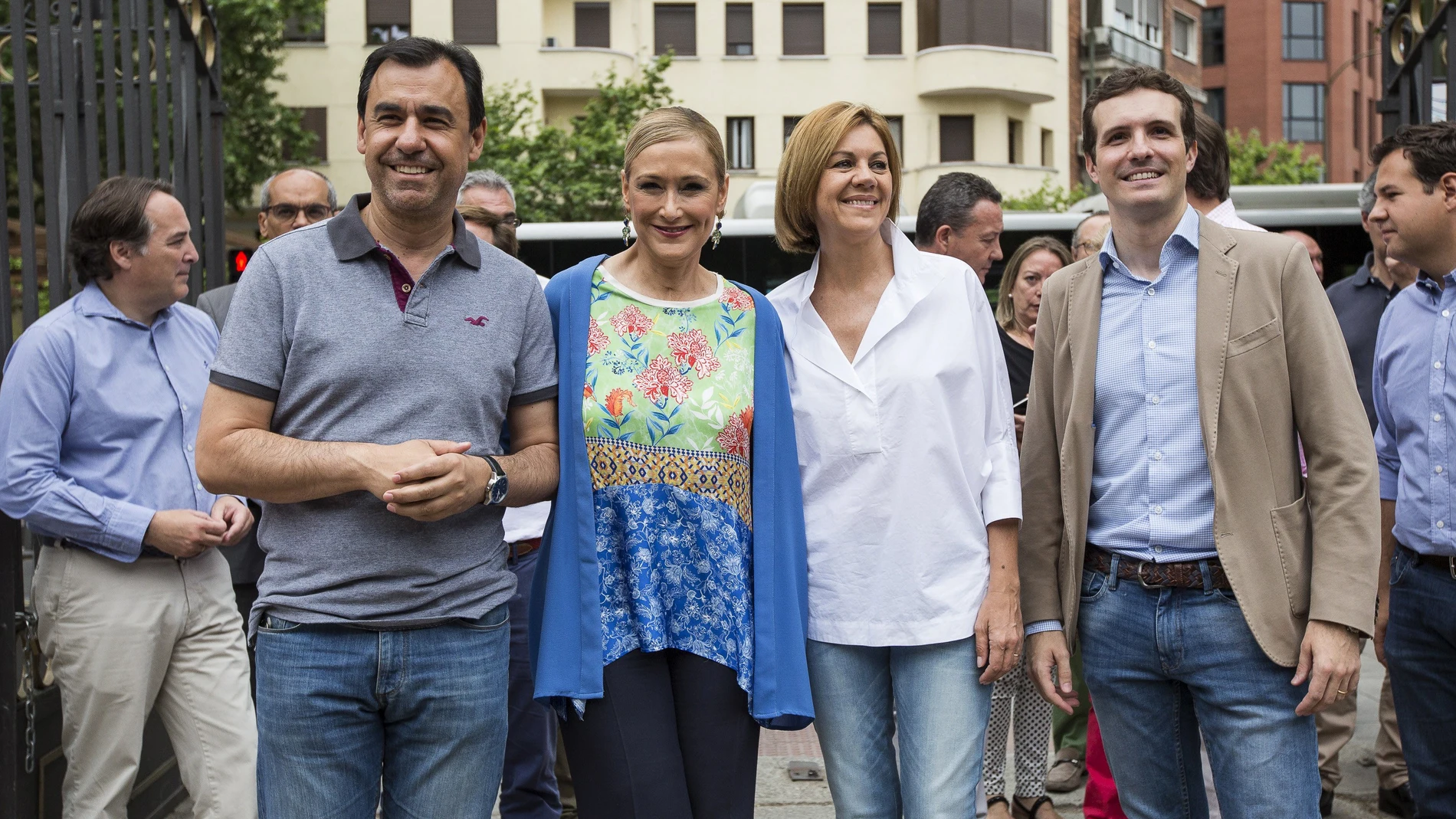La presidenta de Madrid junto a miembros del PP