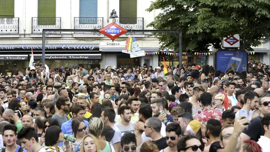 Cientos de personas en la plaza de Chueca durante el Orgullo Gay Cientos de personas en la plaza de Chueca durante el Orgullo Gay