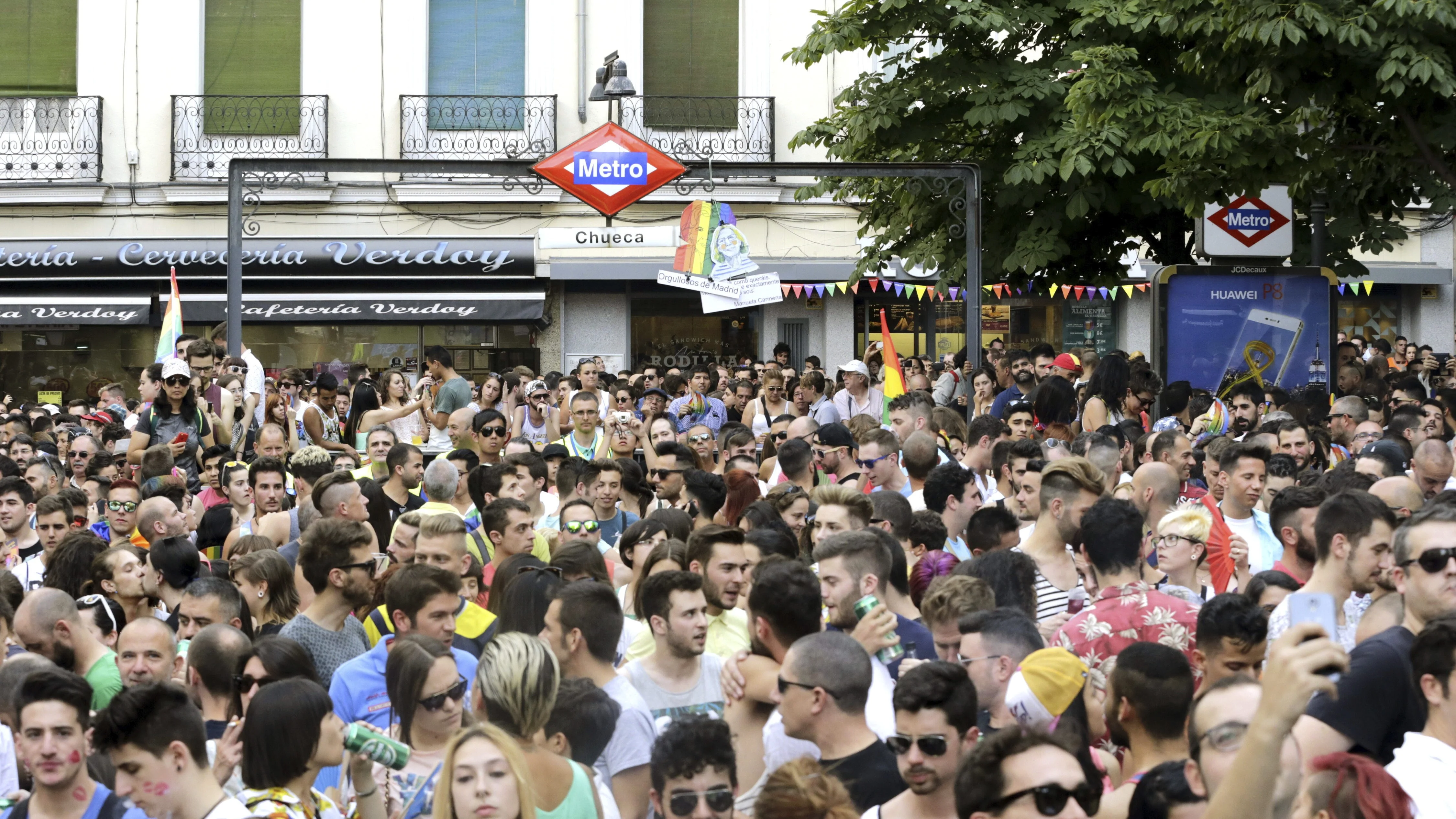 Cientos de personas en la plaza de Chueca durante el Orgullo Gay