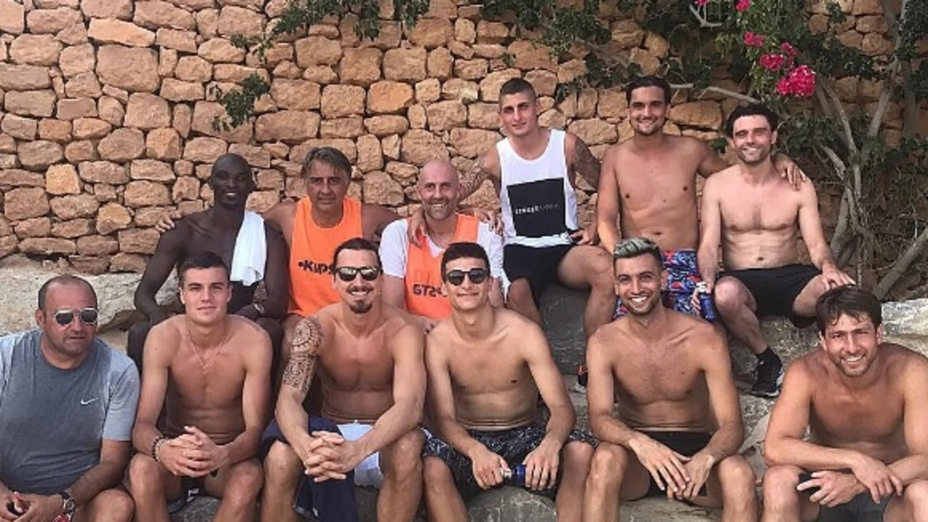 Verratti junto a Ibrahimovic y otros futbolistas en Ibiza