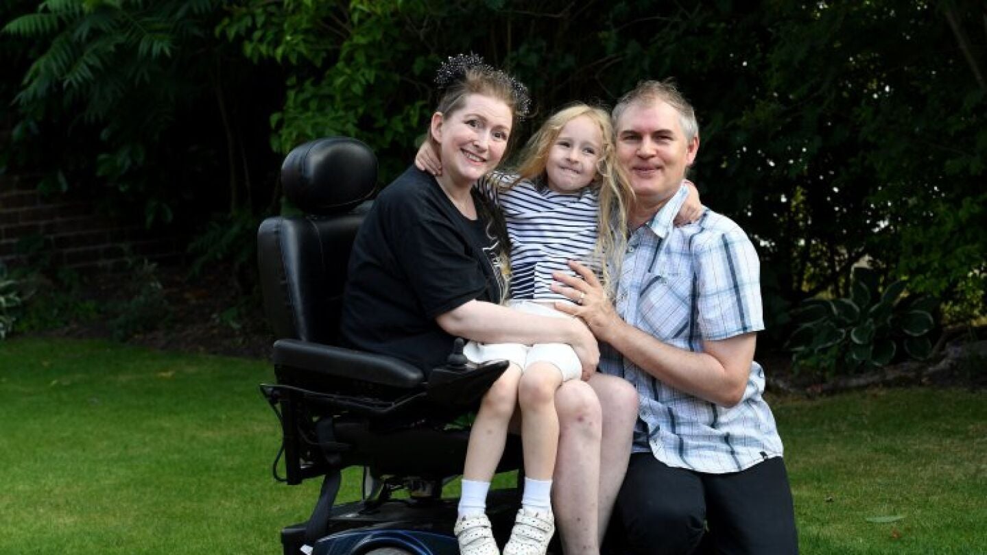 Lucinda Allen junto a su marido y su hija
