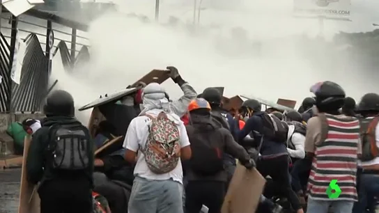 Los agentes venezolanos disparando con cañones de agua Los agentes venezolanos disparando con cañones de agua