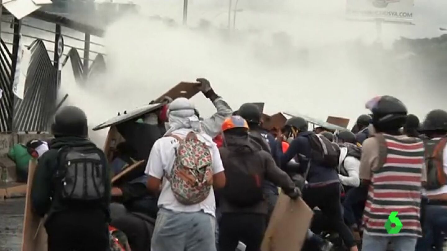Los agentes venezolanos disparando con ca&ntilde;ones de agua 