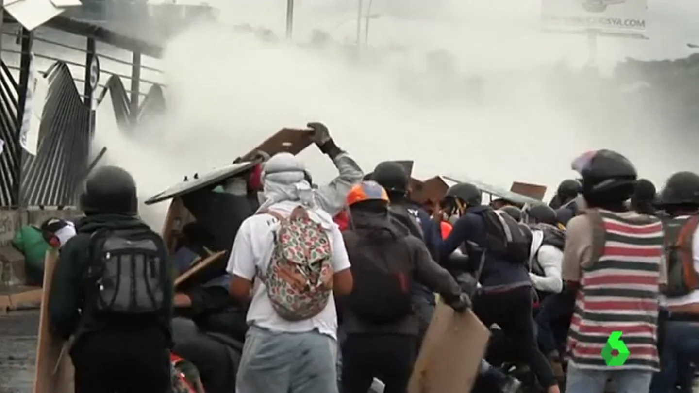 Los agentes venezolanos disparando con cañones de agua Los agentes venezolanos disparando con cañones de agua