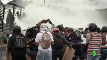 Los agentes venezolanos disparando con cañones de agua 