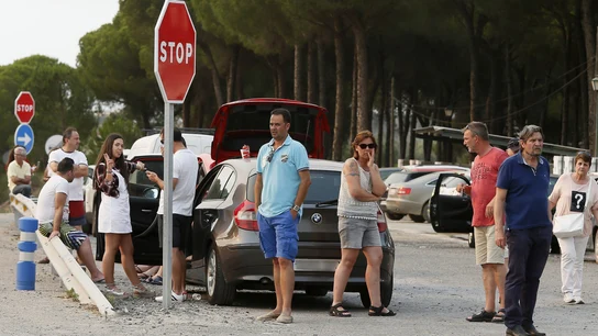 Vecinos de Matalacañas esperan a poder continuar su trayecto Vecinos de Matalacañas esperan a poder continuar su trayecto