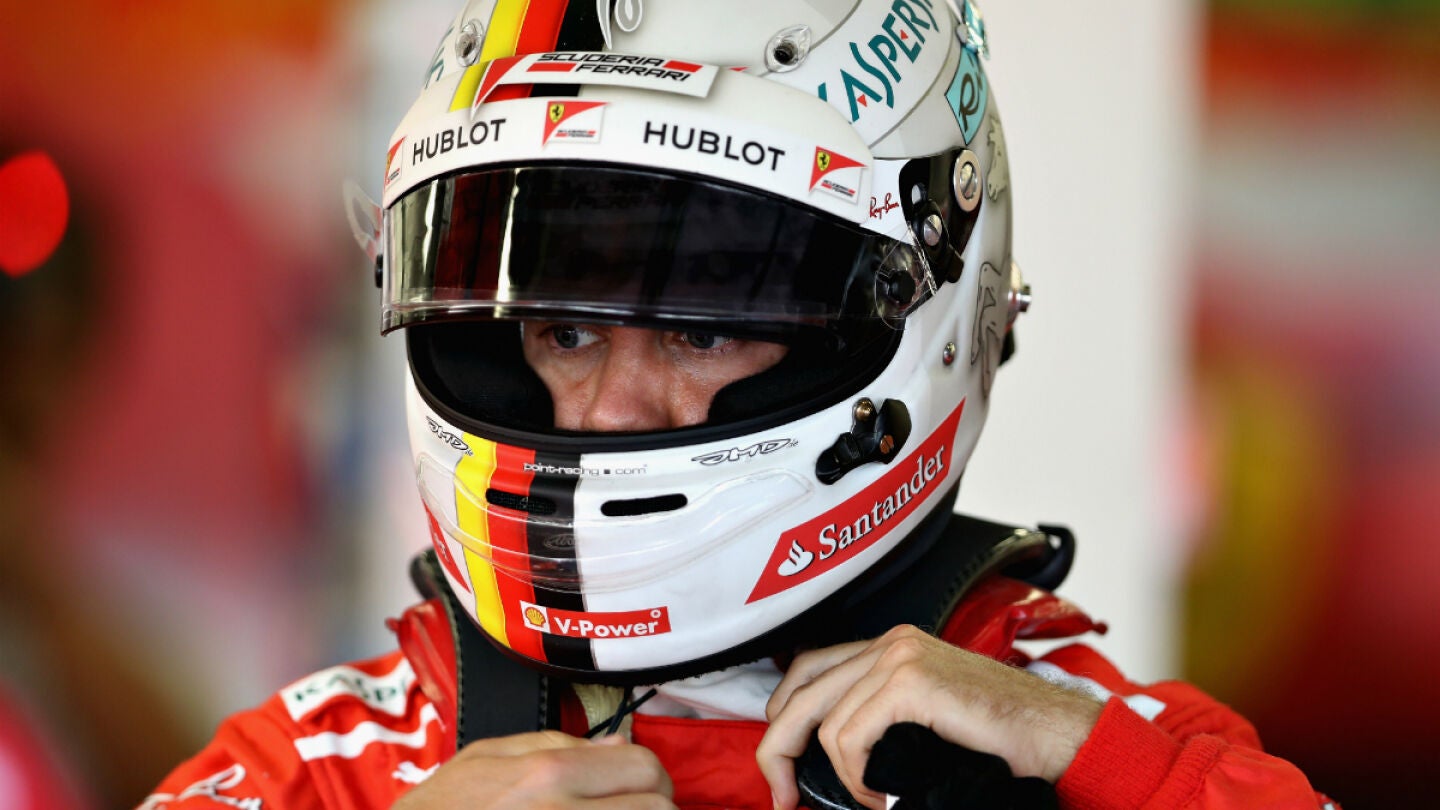 Sebastian Vettel, tras su casco