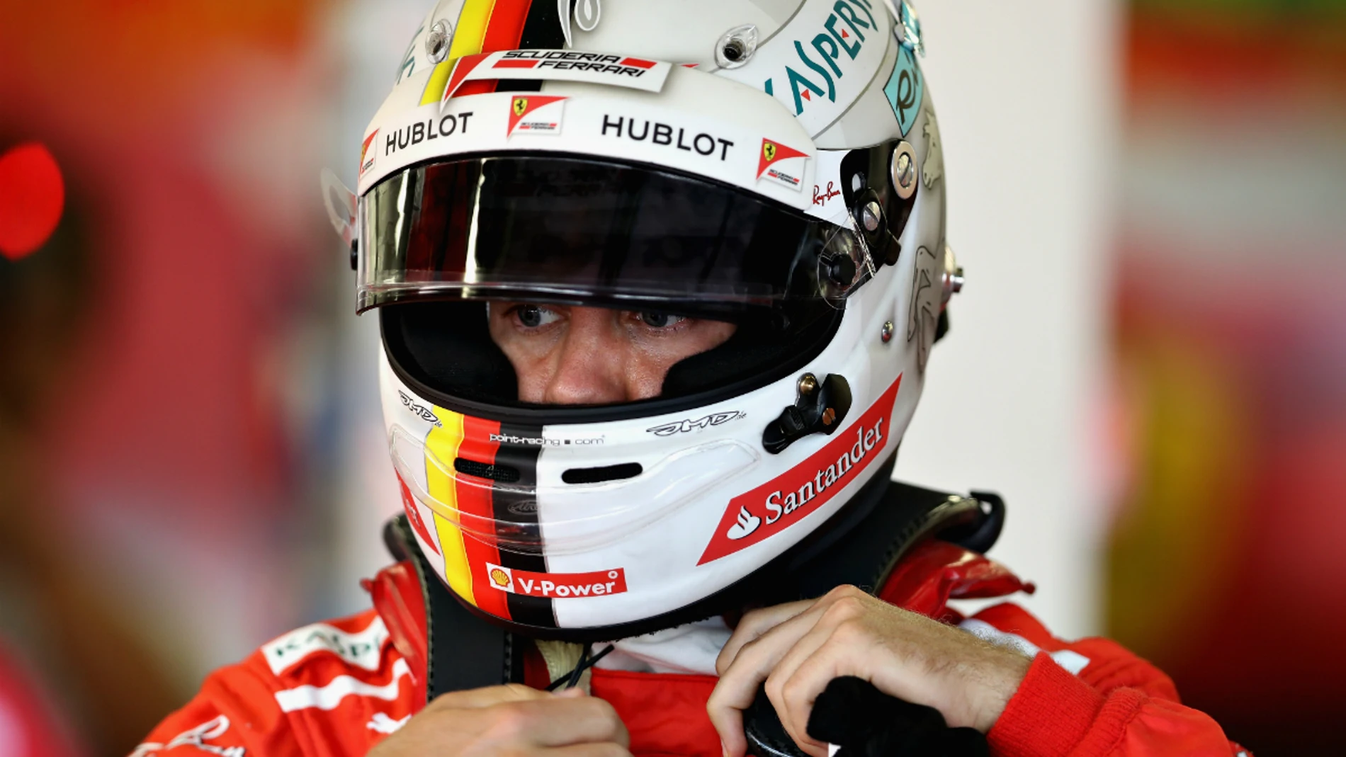 Sebastian Vettel, tras su casco