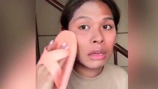 La técnica de maquillaje más viral: ¡con una chancla! La técnica de maquillaje más viral: ¡con una chancla!