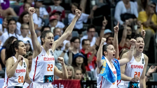 Las jugadoras españolas celebran una canasta ante Francia en la final del Eurobasket Las jugadoras españolas celebran una canasta ante Francia en la final del Eurobasket