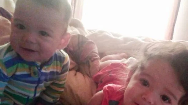 Los niños se quedaron en el coche encerrados durante horas como castigo Los niños se quedaron en el coche encerrados durante horas como castigo
