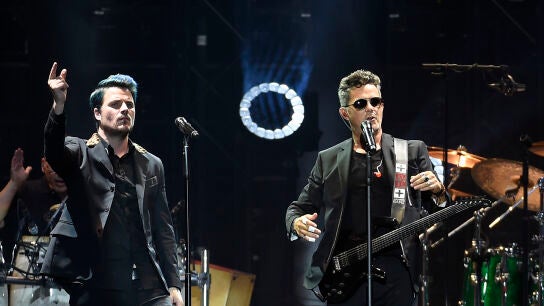 Dani Mart&iacute;n y Alejandro Sanz durante el concierto 'Mas es m&aacute;s'