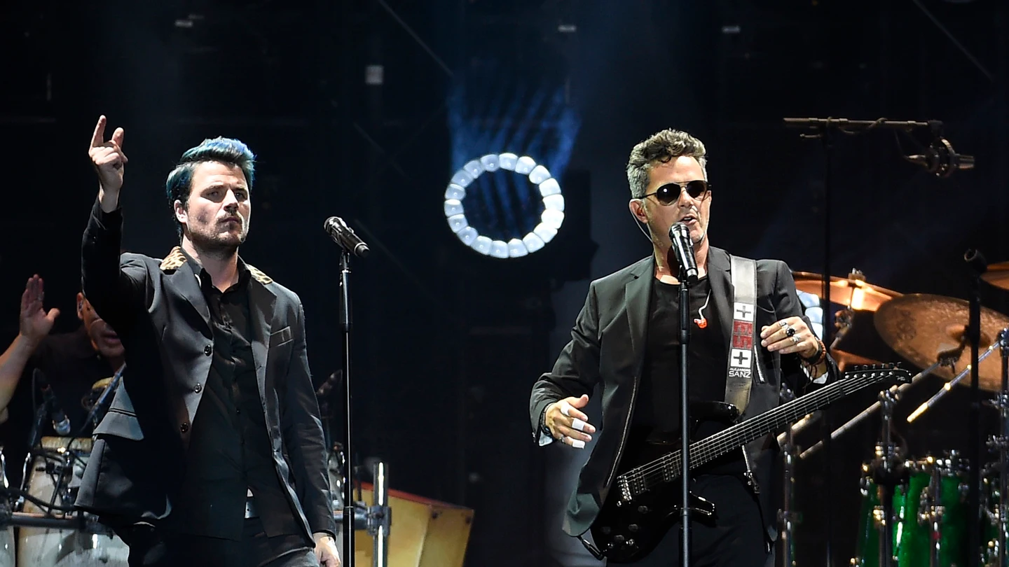 Dani Martín y Alejandro Sanz durante el concierto 'Mas es más' Dani Martín y Alejandro Sanz durante el concierto 'Mas es más'
