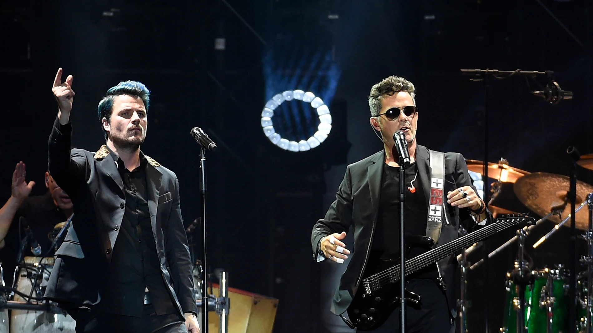 Dani Martín y Alejandro Sanz durante el concierto 'Mas es más'