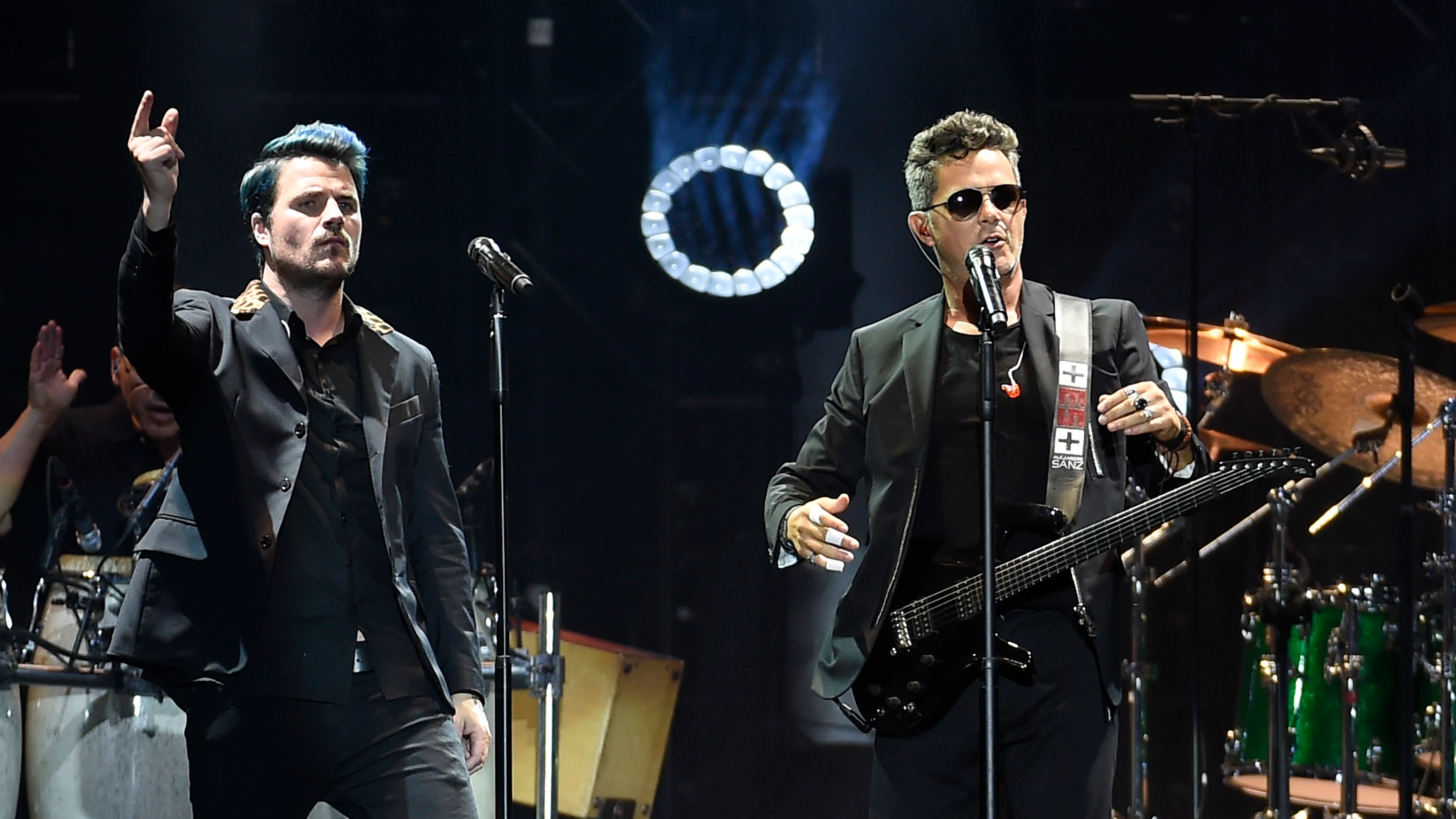 Dani Martín y Alejandro Sanz durante el concierto 'Mas es más'