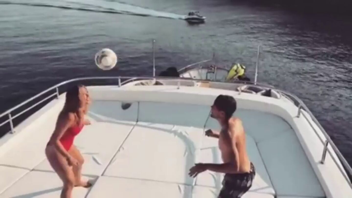 La mujer de Kovacic, Izabel Andrijanic, reta a su marido con el bal&oacute;n en plena luna de miel