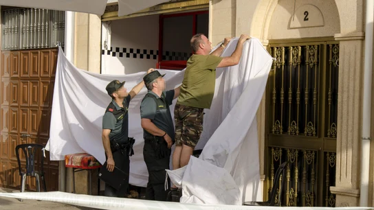 Miembros de la Guardia Civill cubren la entrada de la tienda de bocadillas de Valdepeñas Miembros de la Guardia Civill cubren la entrada de la tienda de bocadillas de Valdepeñas