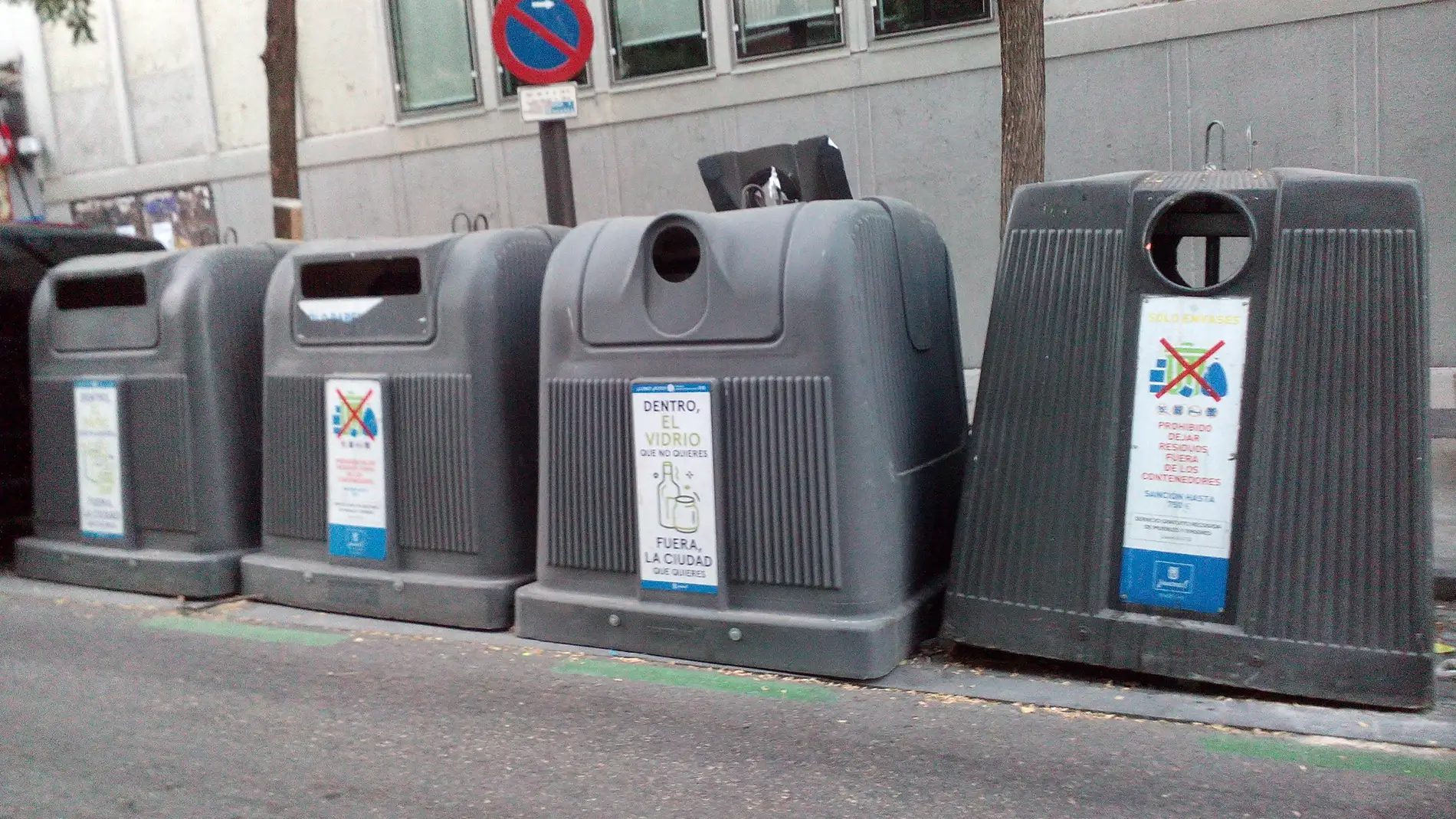 Contenedores para la recogida de distintos tipos de residuos en Madrid. Fuente: UCC-UPM.